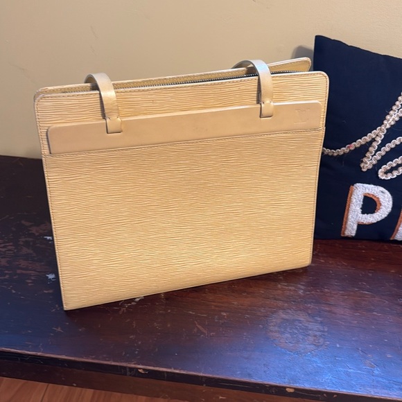 LOUIS VUITTON Epi Croisette PM Tote Bag 👉🏻hard to find color VANILLA👈🏻Auth. - Picture 1 of 7